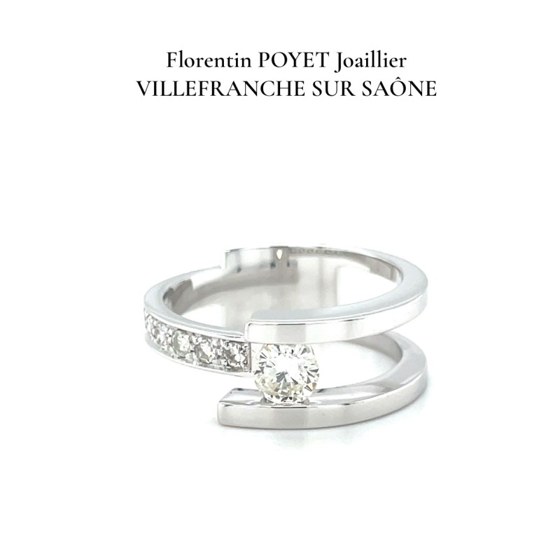 Bague en or blanc 18 carats solitaire diamant accompagné de diamants dans une bijouterie proche de Tarare