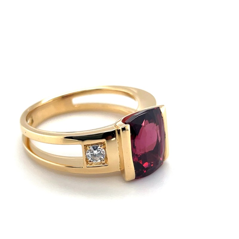 fabrication d’une bague en or jaune, avec un grenat et des diamants