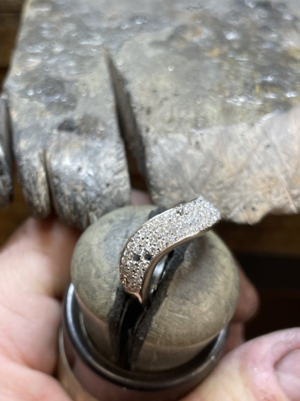  remettre des diamants sur une bague en or blanc 