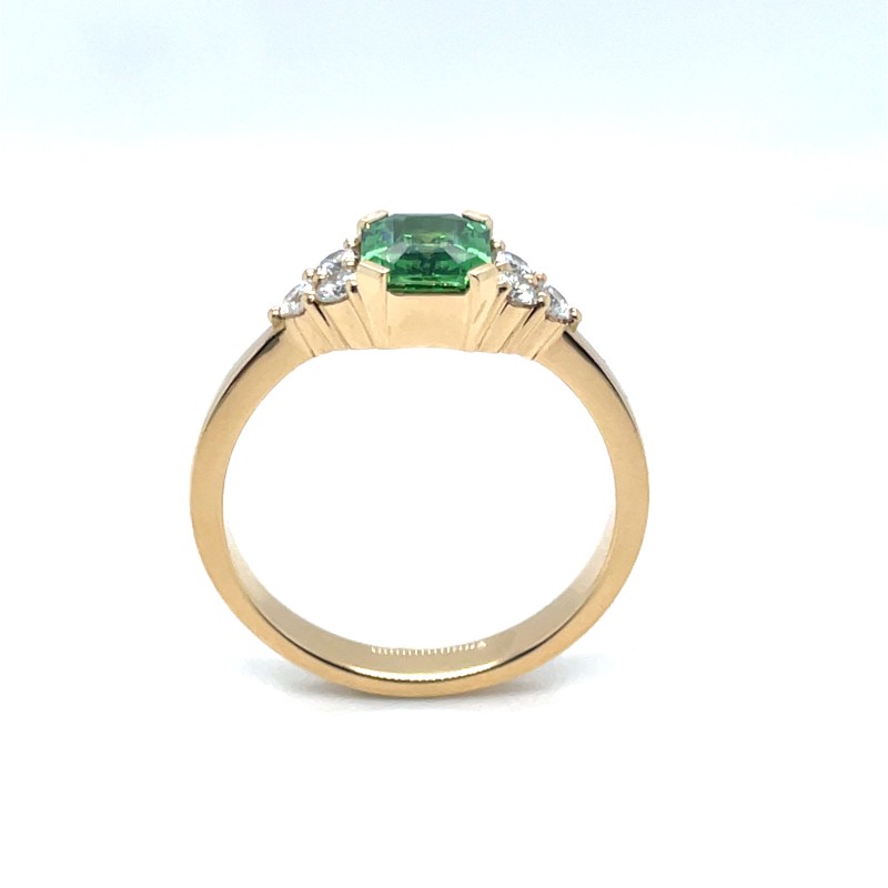 Bague de fiançailles en or jaune avec grenat tsavorite vert et diamants, fabriquée sur mesure près de Tassin-la-Demi-Lune (69)