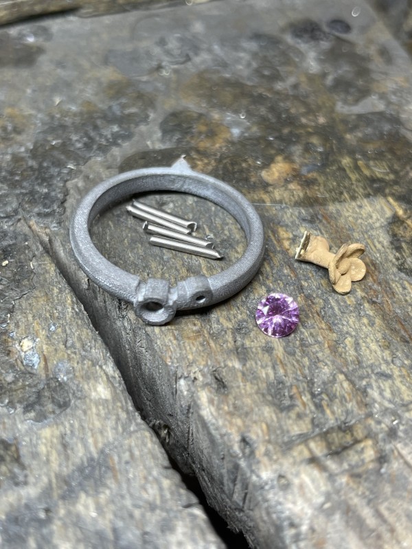 Création d'une bague de fiançailles en or blanc avec saphir rose et fleur de sakura dans notre atelier Villefranche proche de Tassin-la-Demi-Lune