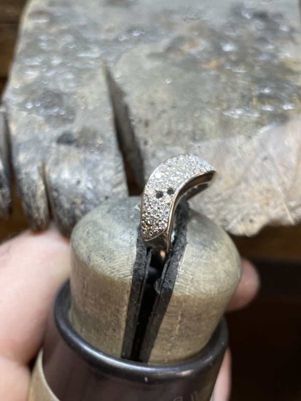  remettre des diamants sur une bague en or blanc 