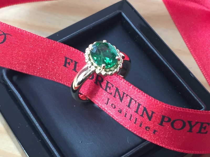 Conception de bague de mariage en or jaune avec une pierre verte sur mesure dans votre bijouterie près de Francheville (69)