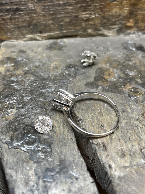 Restauration d’une bague ancienne en cours de réparation , nouveau chaton soudé sur le corps de bague
