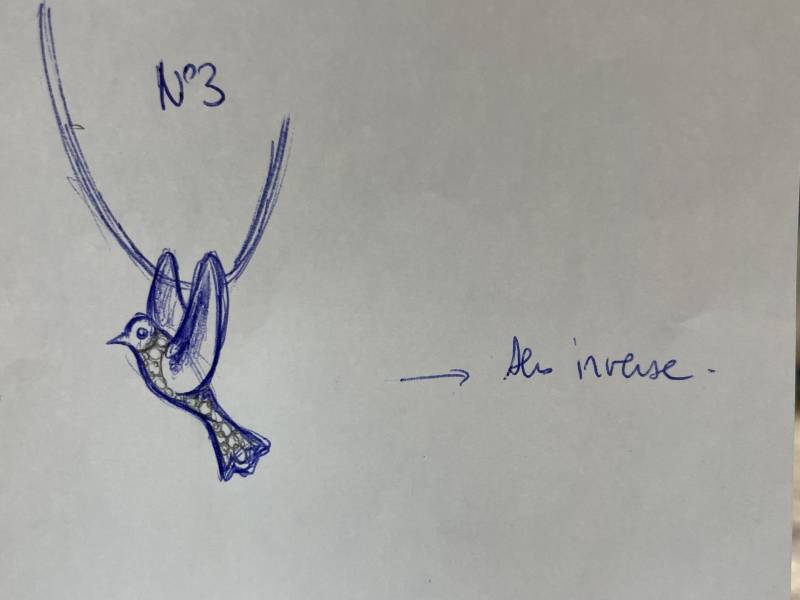 Creation de pendentif oiseau en or jaune et diamants dans un atelier à Villefranche-sur-Saône