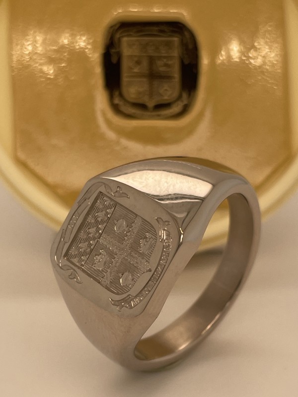 Gravure héraldique sur chevalière en or blanc 750/1000e 