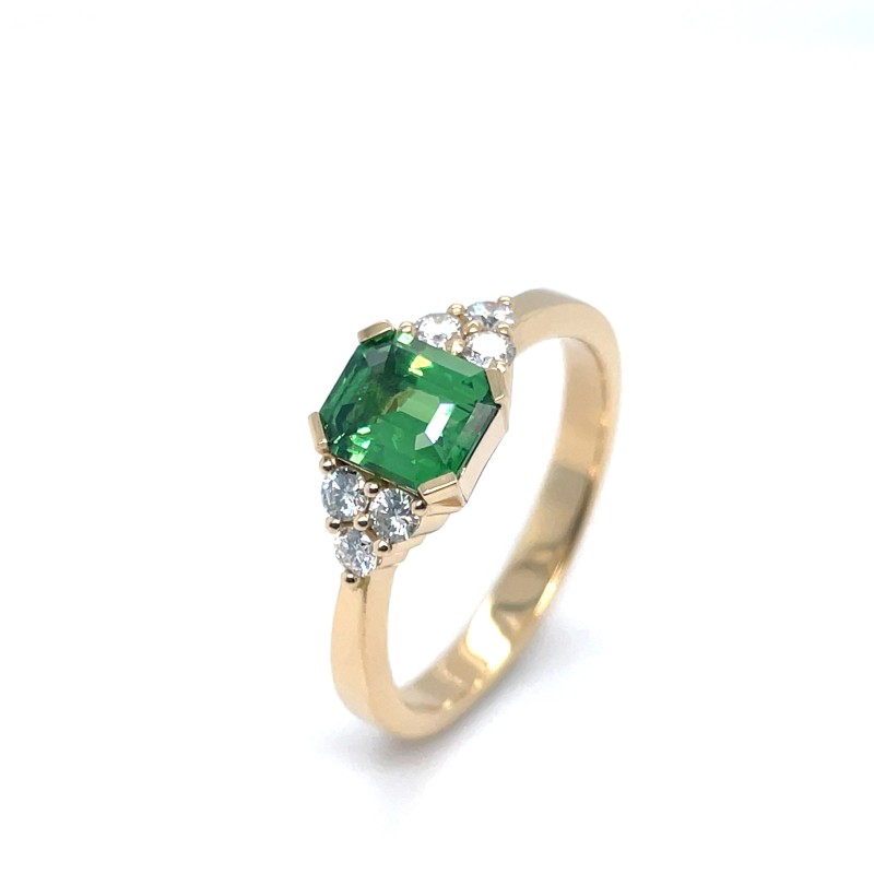 Bague de fiançailles en or jaune avec grenat tsavorite vert et diamants, fabriquée sur mesure près de Tassin-la-Demi-Lune (69)