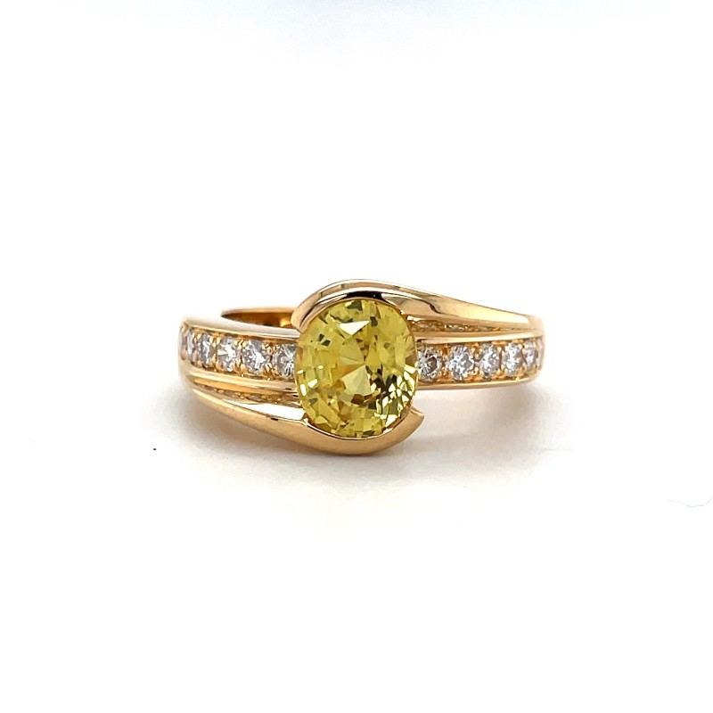 Bague de fiançailles à Lyon: Bague en or avec un saphir Jaune accompagné de diamants, fabriquée sur mesure dans votre bijouterie près de Arnas (69)