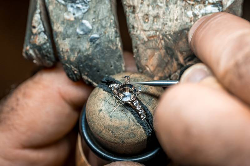 bague de fiançailles pour femme en or blanc et diamants