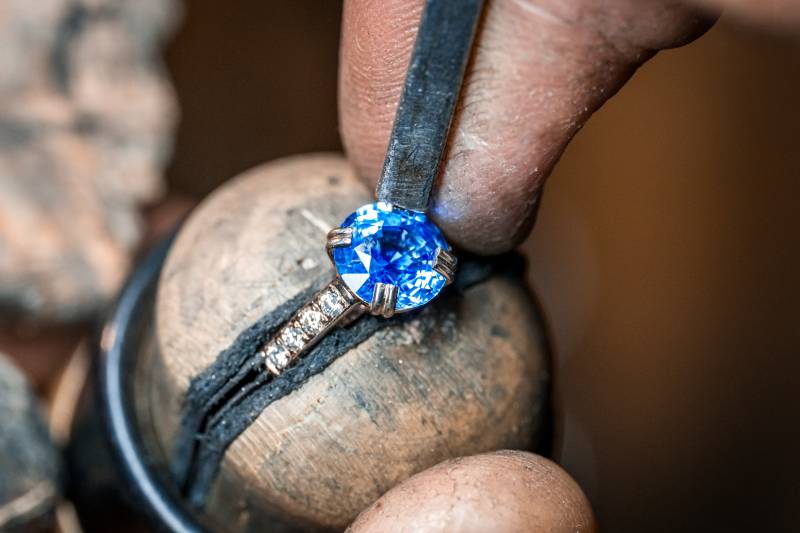 faire monter une pierre sur une bague en or blanc