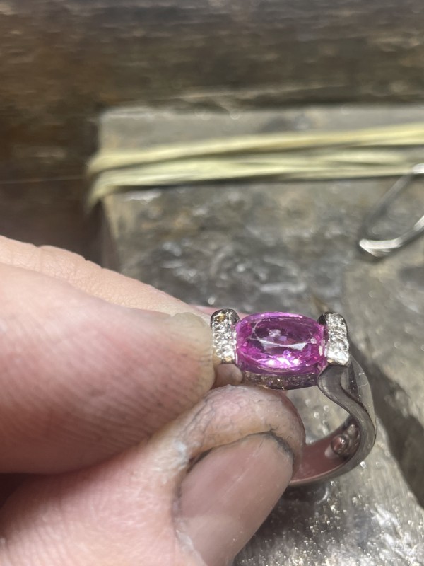 Remise en état d’une bague or blanc saphir rose et diamants 