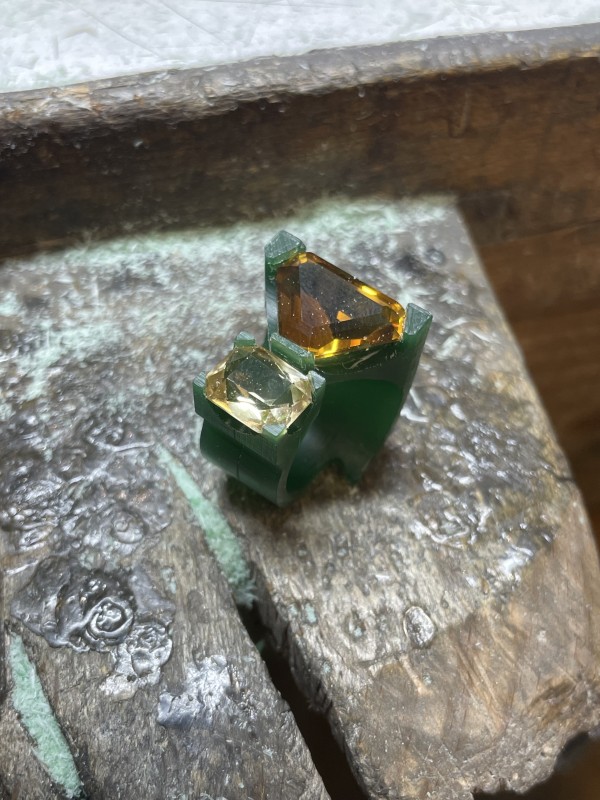 bague originale en or jaune avec des citrines fabriquée sur mesure