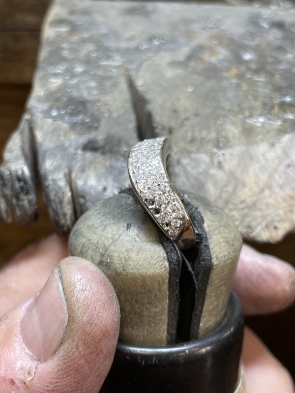  remettre des diamants sur une bague en or blanc 
