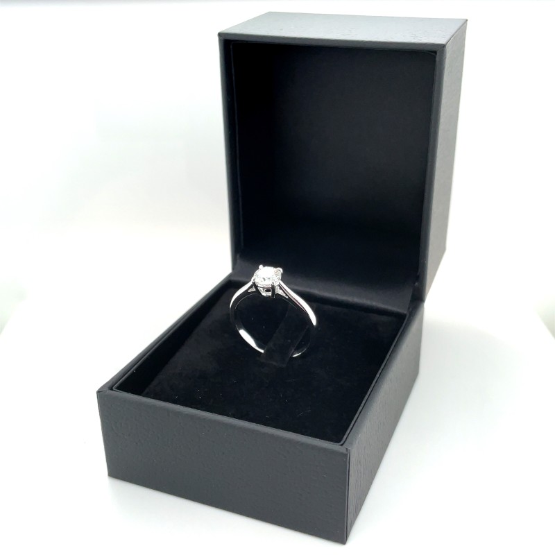 bague en or blanc et solitaire diamant de 0.70 carat Joaillier créateur