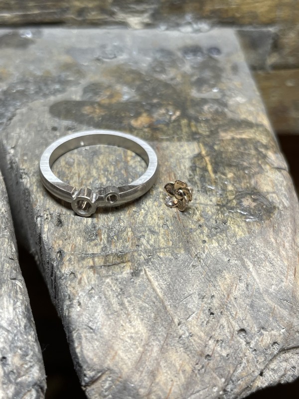 Création d'une bague de fiançailles en or blanc avec saphir rose et fleur de sakura dans notre atelier Villefranche proche de Tassin-la-Demi-Lune