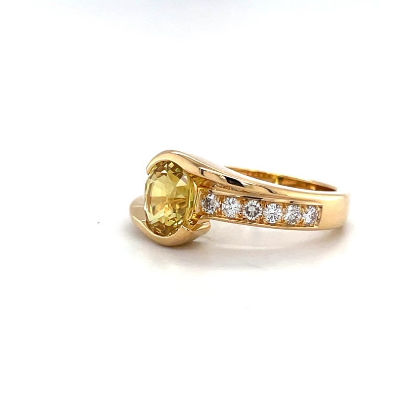 Bague de fiançailles à Lyon: Bague en or avec un saphir Jaune accompagné de diamants, fabriquée sur mesure dans votre bijouterie près de Arnas (69)