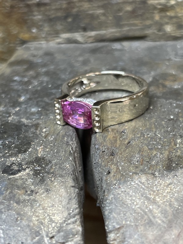 Remise en état d’une bague or blanc saphir rose et diamants 