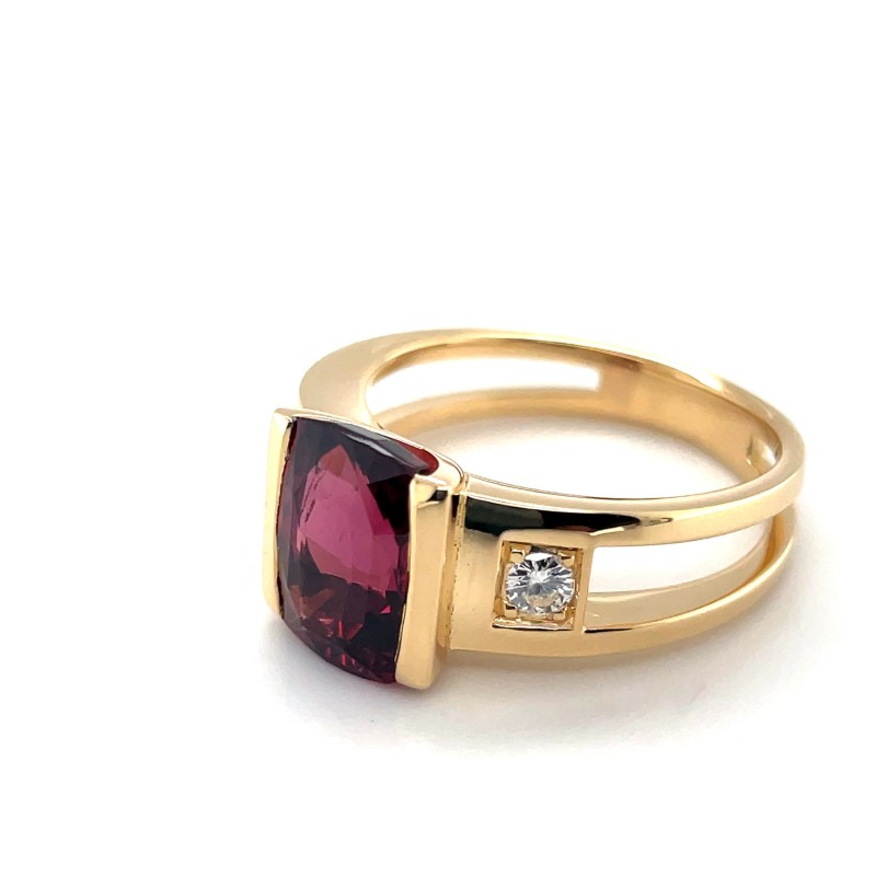 fabrication d’une bague en or jaune, avec un grenat et des diamants