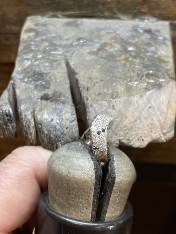  remettre des diamants sur une bague en or blanc 