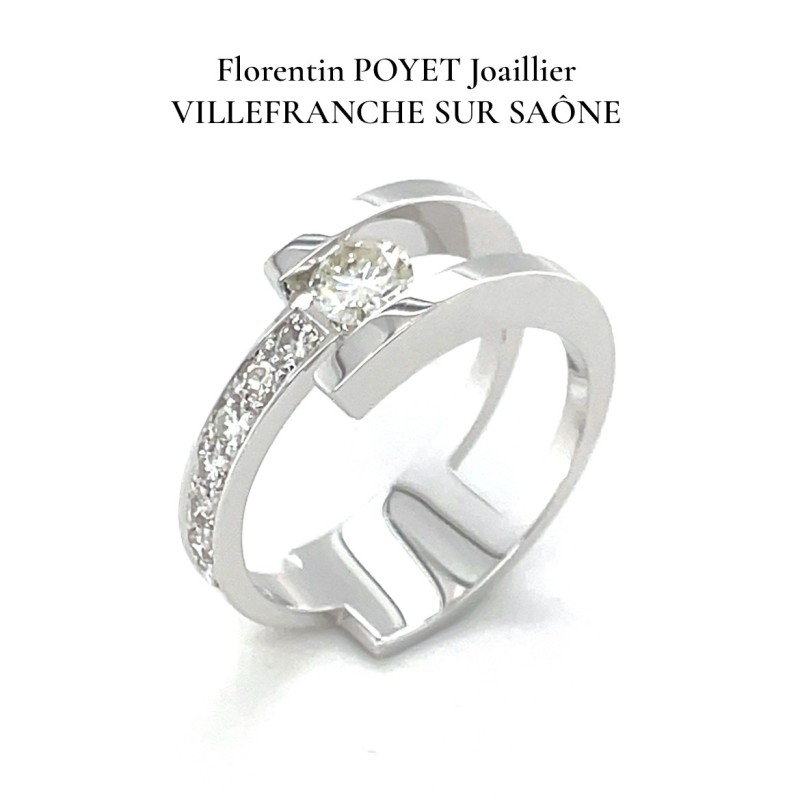 Bague en or blanc 18 carats solitaire diamant accompagné de diamants dans une bijouterie proche de Tarare