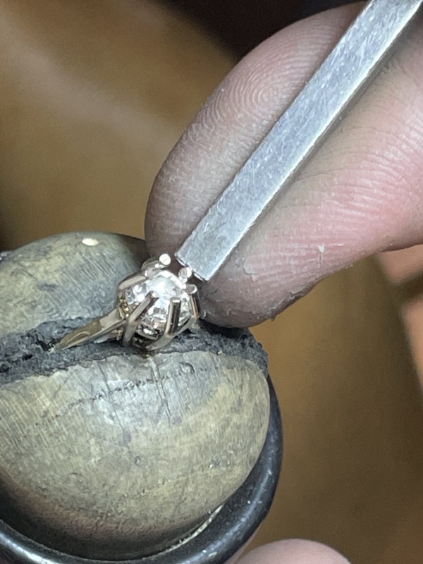 refection des griffes d’une bague en or blanc et diamants 