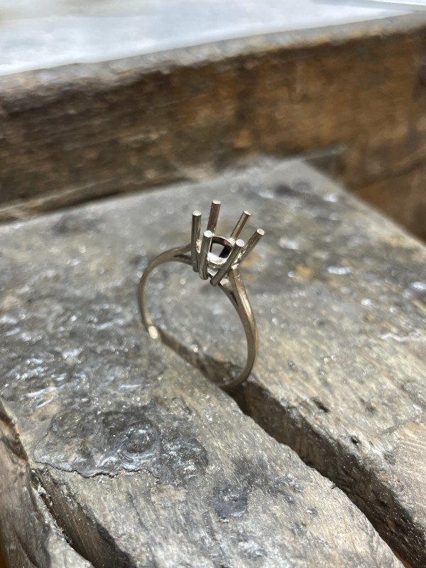 refection des griffes d’une bague en or blanc et diamants 