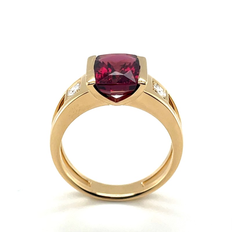 fabrication d’une bague en or jaune, avec un grenat et des diamants