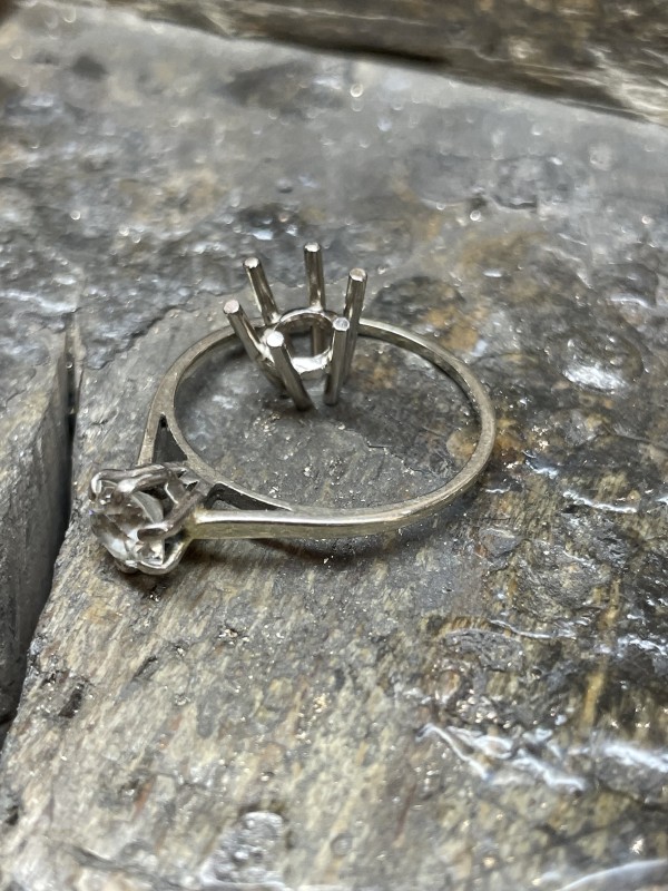 refection des griffes d’une bague en or blanc et diamants 