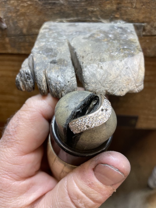  remettre des diamants sur une bague en or blanc 
