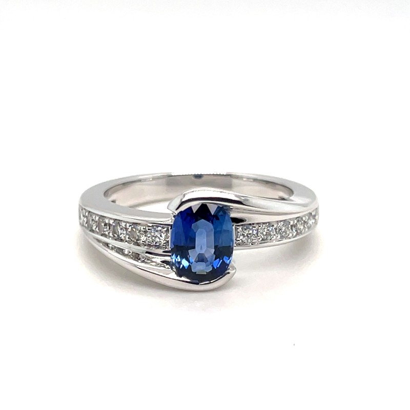 Bague de fiançailles en or blanc, saphir et diamants à Villefranche-sur-Saône