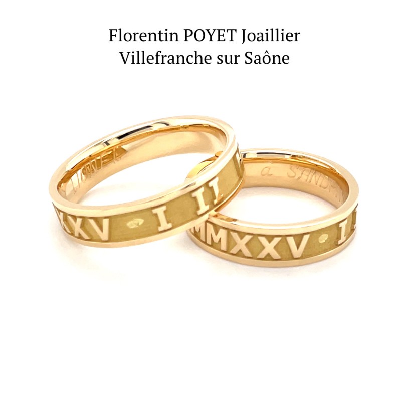 Alliances en or jaune 750/1000e avec incrustation d’une date de mariage en chiffres Romains, fabriquées près de Lyon