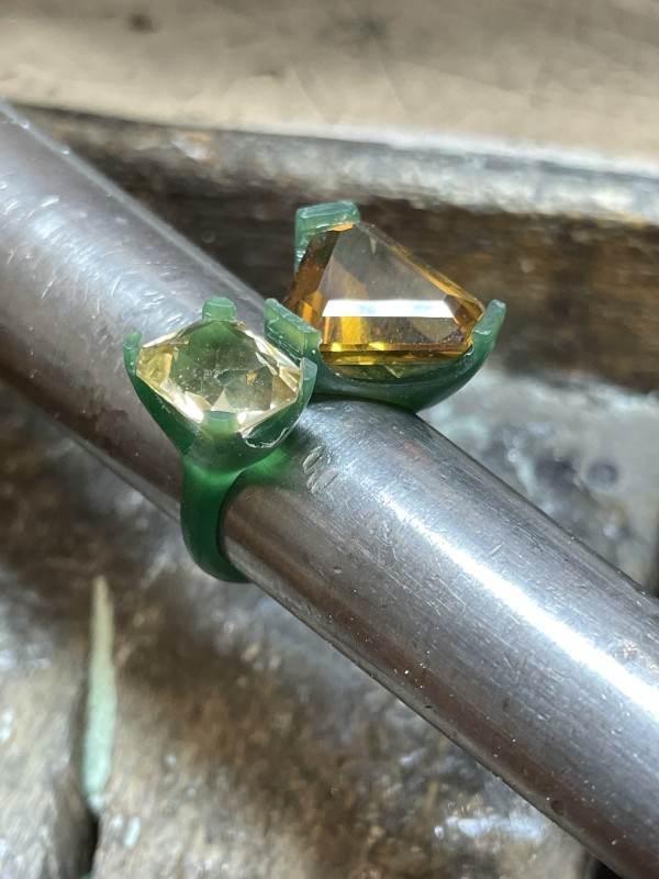 bague originale en or jaune avec des citrines fabriquée sur mesure