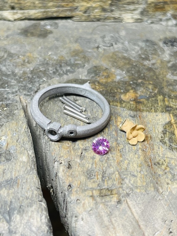 Création d'une bague de fiançailles en or blanc avec saphir rose et fleur de sakura dans notre atelier Villefranche proche de Tassin-la-Demi-Lune