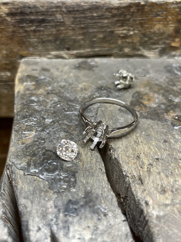 Réparation artisanale d’une bague diamant ancienne