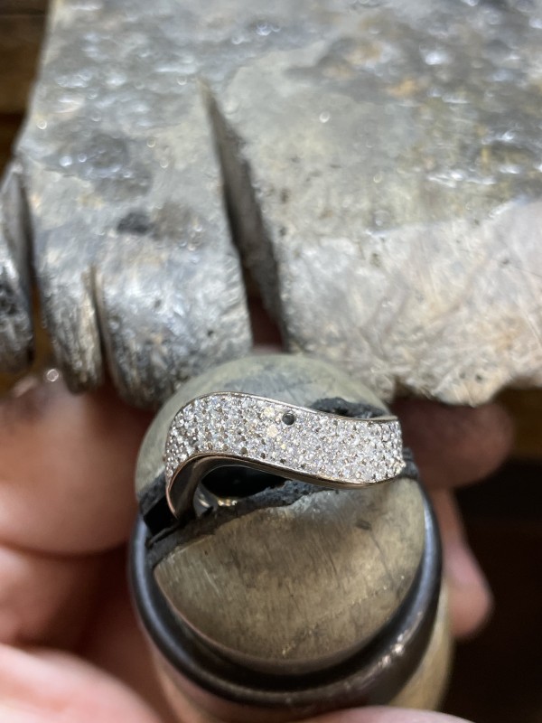  remettre des diamants sur une bague en or blanc 