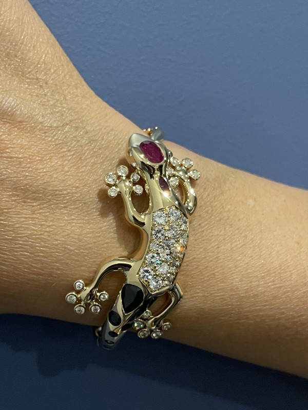 Bracelet en or jaune et pierres précieuses en forme de Salamandre un bijou unique à Villefranche sur Saône proche de Lyon