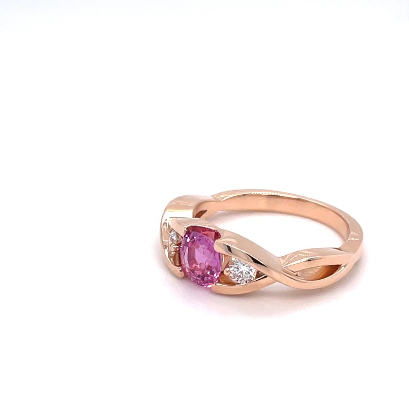 Bague en or rose saphir taille coussin rose et diamants chez votre bijoutier proche de Belleville-en-Beaujolais