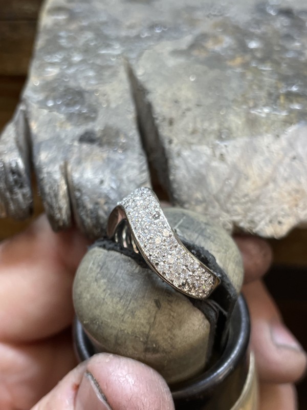 remettre des diamants sur une bague en or blanc 