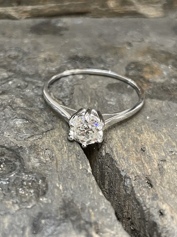 refection des griffes d’une bague en or blanc et diamants 