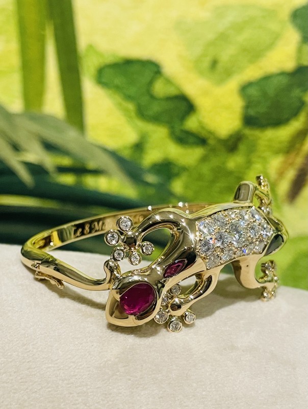 Bracelet en or jaune et pierres précieuses en forme de Salamandre un bijou unique à Villefranche sur Saône proche de Lyon