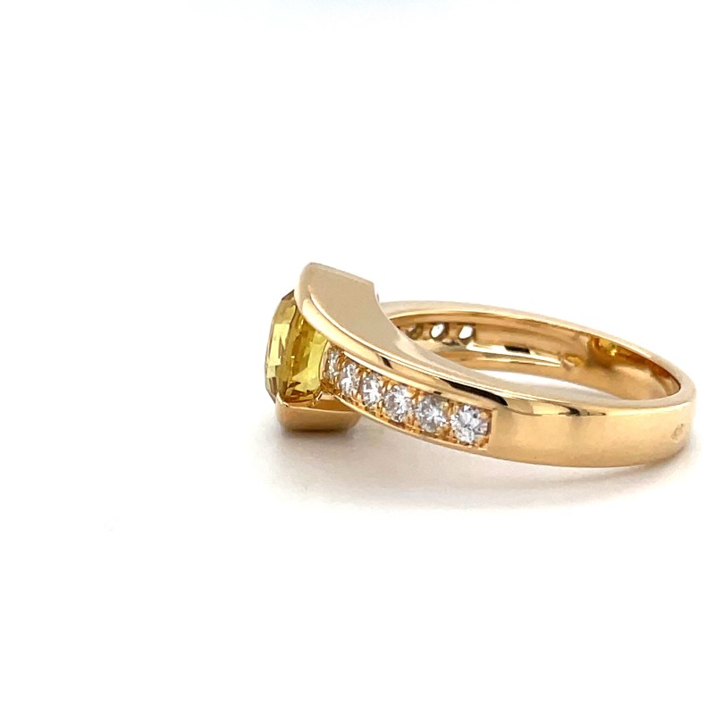 Bague de fiançailles à Lyon: Bague en or avec un saphir Jaune accompagné de diamants, fabriquée sur mesure dans votre bijouterie près de Arnas (69)