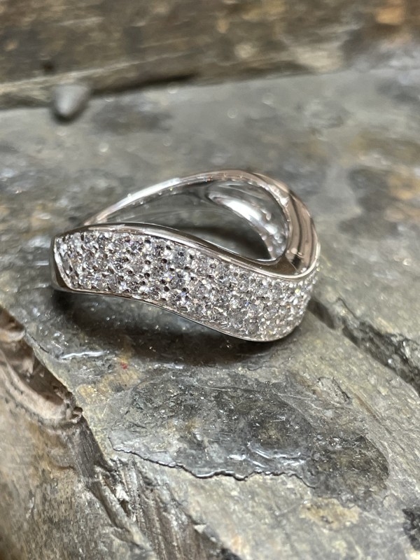 remettre des diamants sur une bague en or blanc 