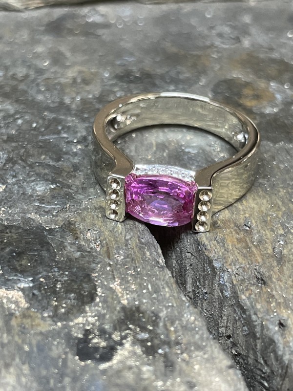 Remise en état d’une bague or blanc saphir rose et diamants 