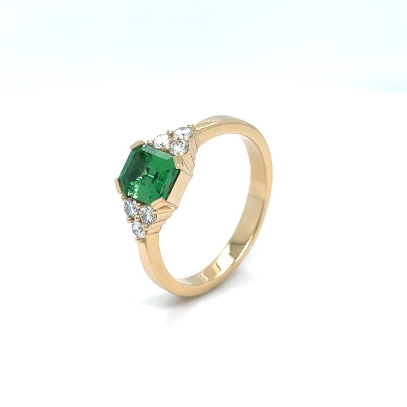 Bague de fiançailles en or jaune avec grenat tsavorite vert et diamants, fabriquée sur mesure près de Tassin-la-Demi-Lune (69)