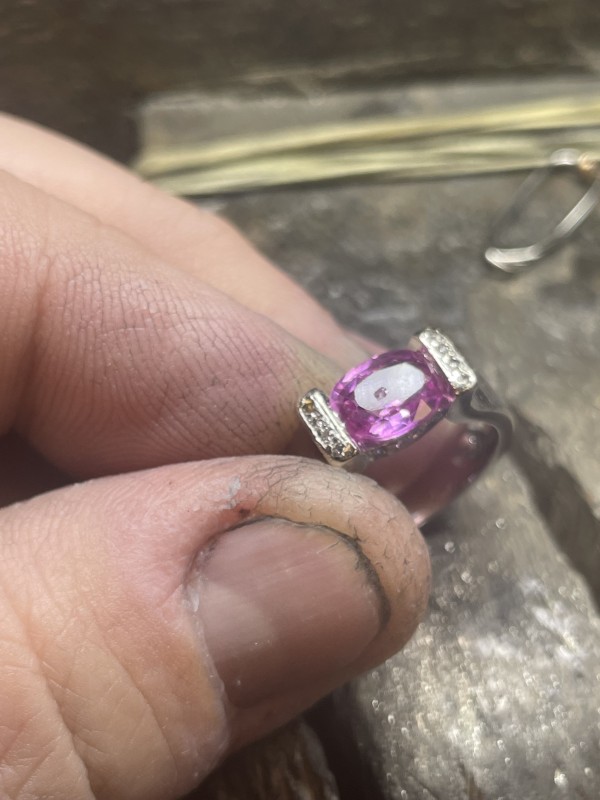 Remise en état d’une bague or blanc saphir rose et diamants 