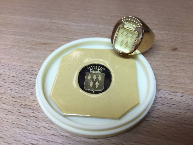 Chevalière en or jaune avec armoiries familiales chez un bijoutier a villefranche