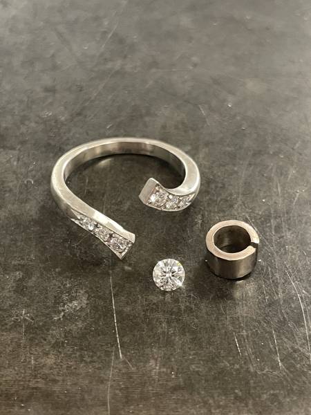 artisan joaillier qui fabrique et répare des bijoux a villefranche