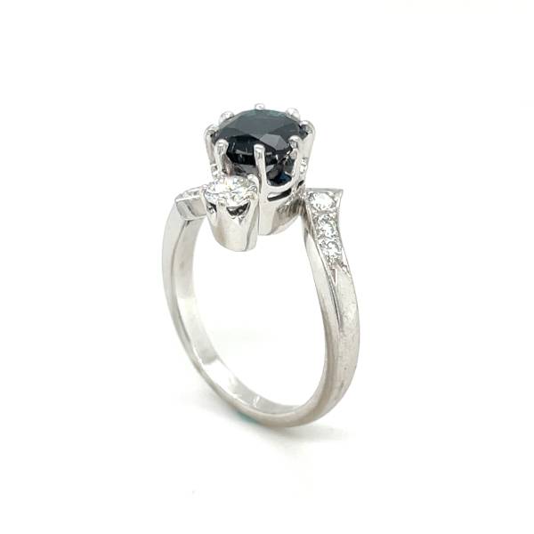 Bague vintage platine diamants et saphir dans une bijouterie a villefranche