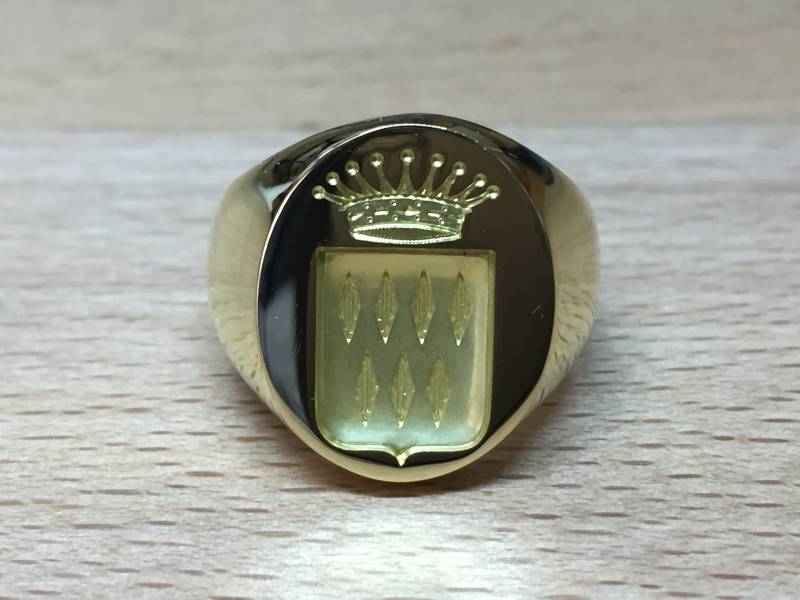 belle gravure héraldique traditionnelle sur chevalière forgée en or jaune 18 carats