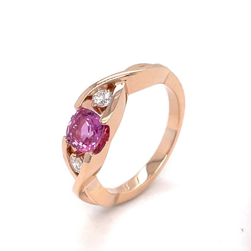 Bague en or rose saphir taille coussin rose et diamants chez votre bijoutier proche de Belleville-en-Beaujolais